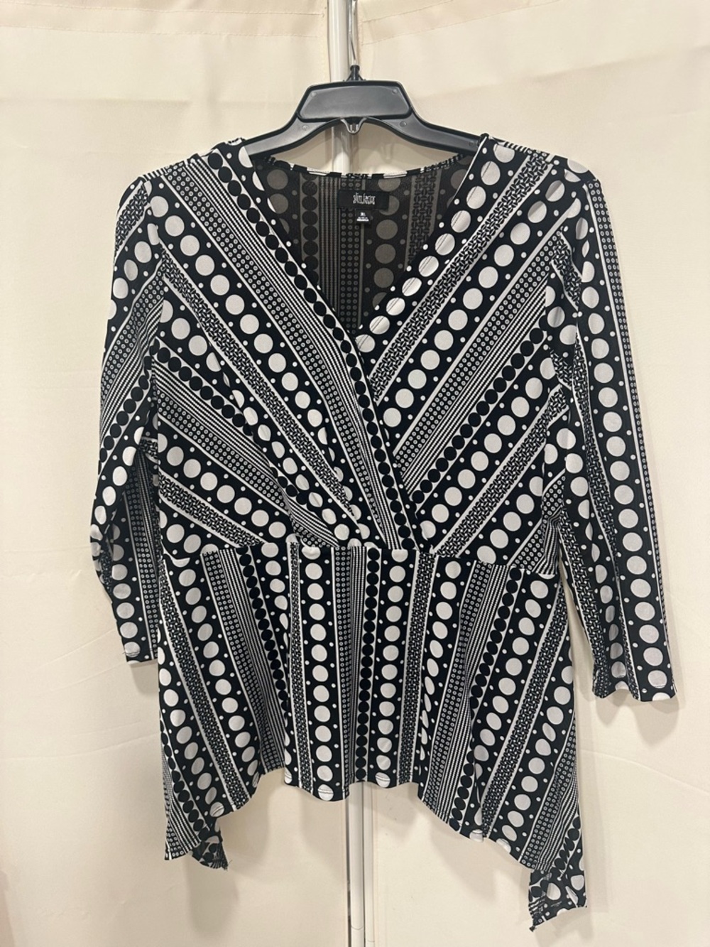Women's Black & White Patterned V-Neck Peplum Top